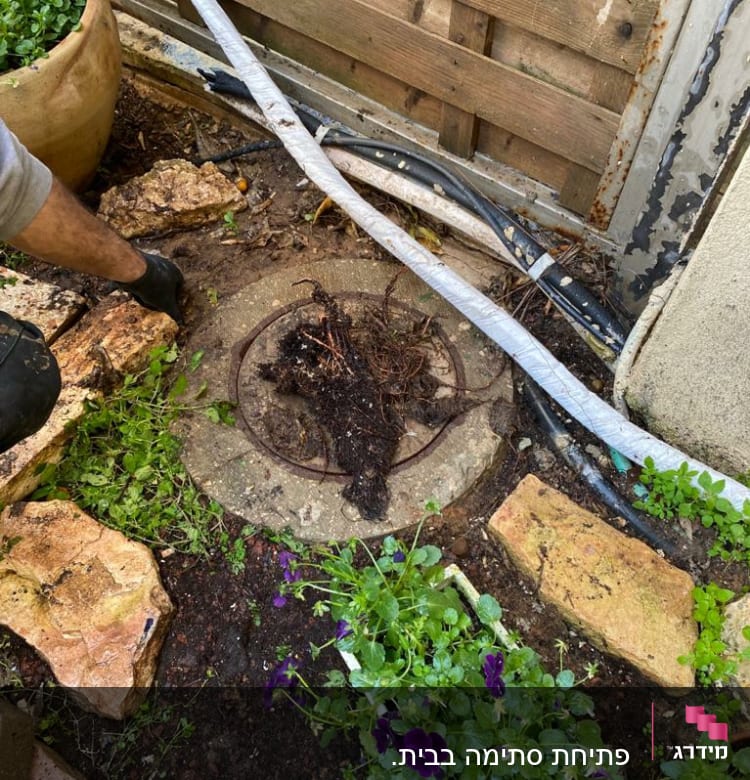 עבודת אינסטלציה עם צינורות וכלי עבודה בגינה